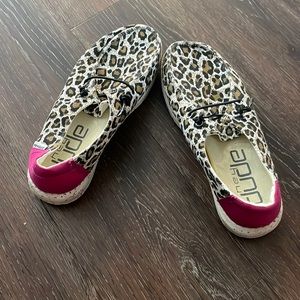 Hey dude shoes. Youth 4.5 (same as womens size 6). Worn once!